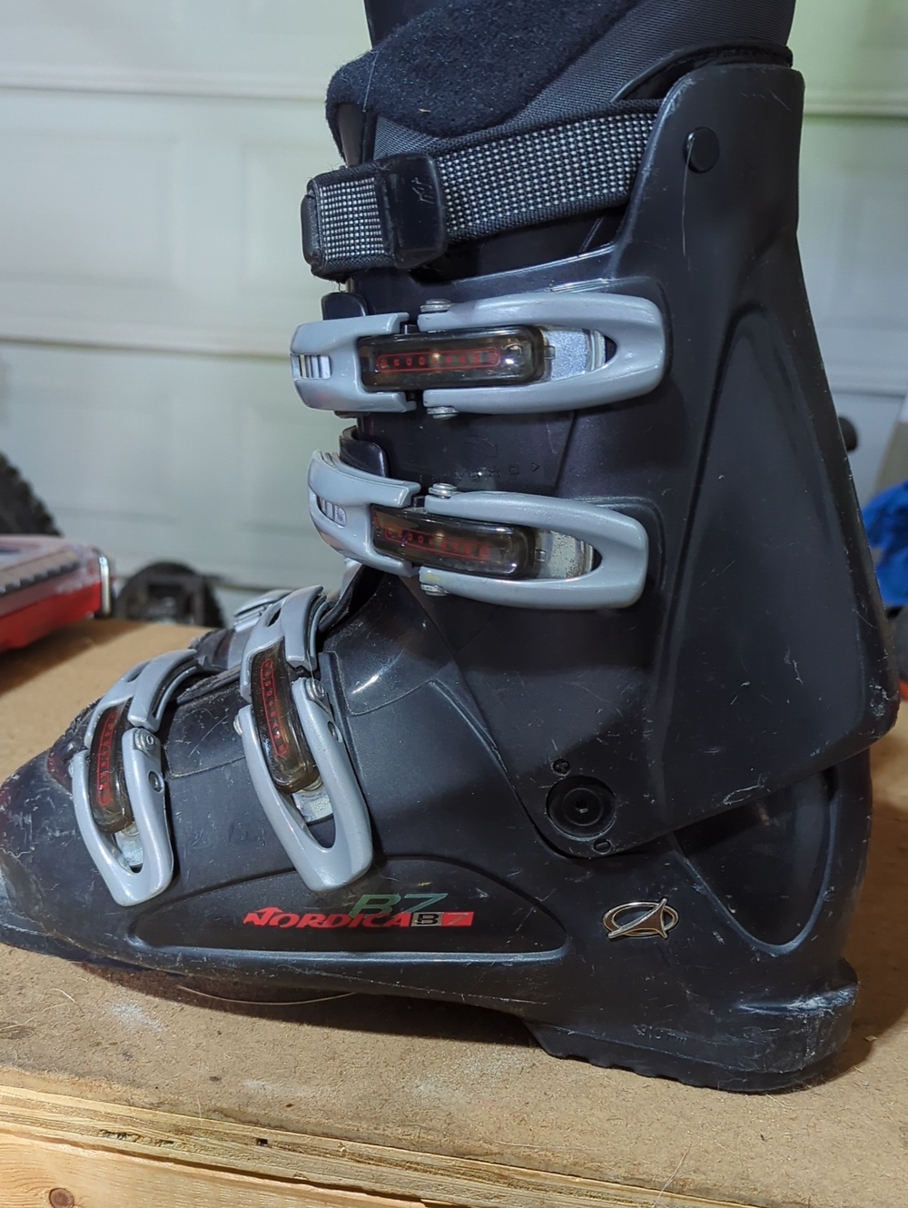 Nordica Men's Size 27 Ski Boot